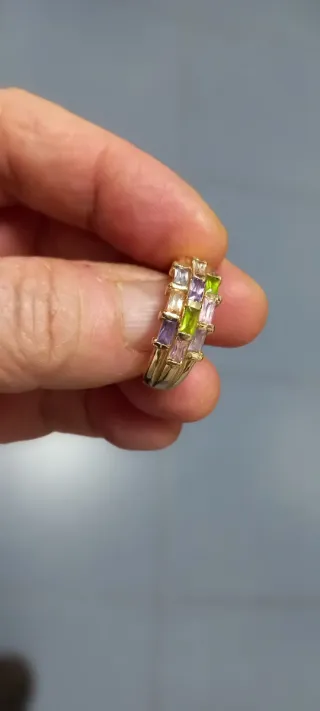 Sortija antigua dorada  piedras colores.