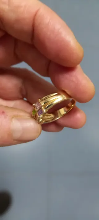 Sortija antigua dorada  piedras colores.