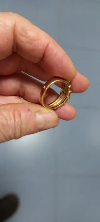 Sortija antigua dorada  piedras colores.