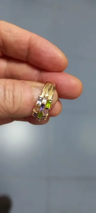 Sortija antigua dorada  piedras colores.