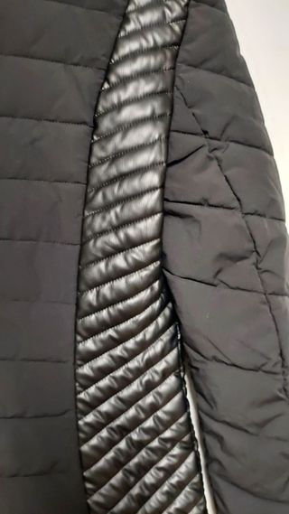 Chaqueta Guess acolchada negra