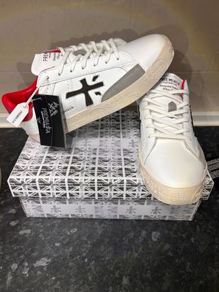 Zapatillas Premiata Blancas y Rojas