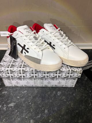 Zapatillas Premiata Blancas y Rojas