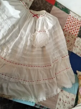 Enagua blanca con detalles rojos