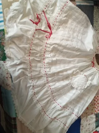 Enagua blanca con detalles rojos