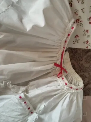 Enagua blanca con detalles rojos