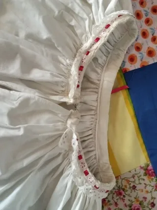 Enagua blanca con detalles rojos