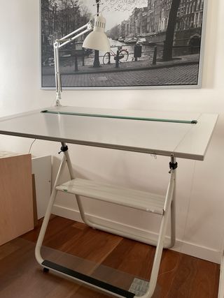 Mesa Dibujo Arquitecto con lámpara y silla.