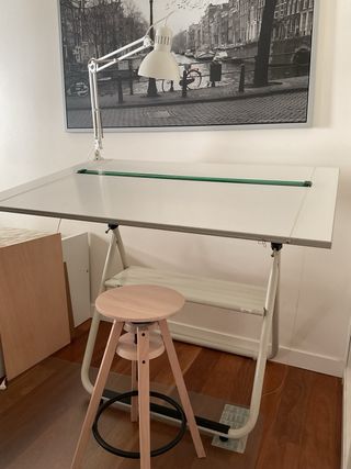 Mesa Dibujo Arquitecto con lámpara y silla.