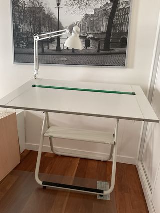 Mesa Dibujo Arquitecto con lámpara y silla.