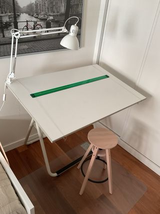 Mesa Dibujo Arquitecto con lámpara y silla.