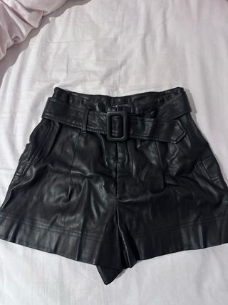 Pantalones cortos de cuero con cinturón