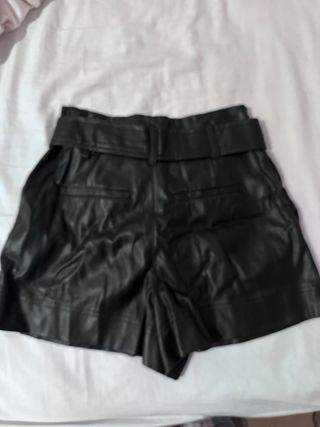 Pantalones cortos de cuero con cinturón