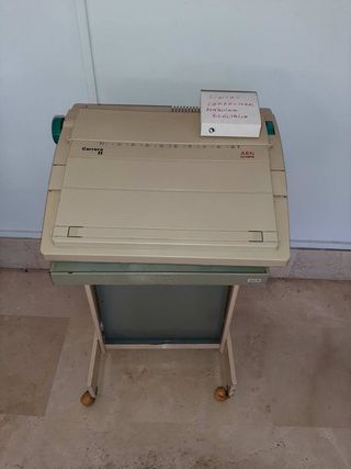 Máquina de escribir AEG Olympia Carrera II + mesa