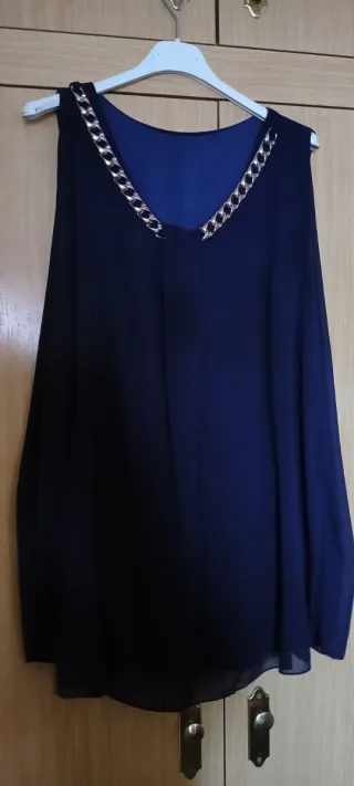 Top azul marino con cadena