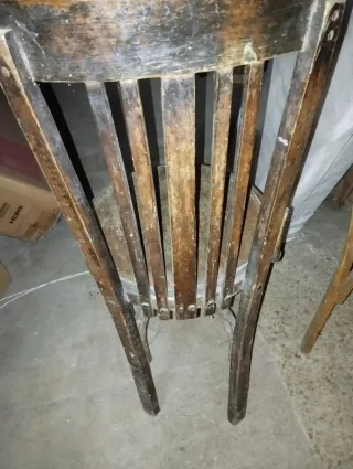 Dos sillas redondas para restaurar distintas