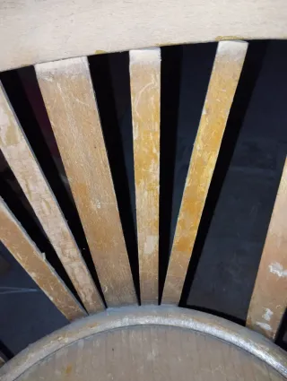 Dos sillas redondas para restaurar distintas