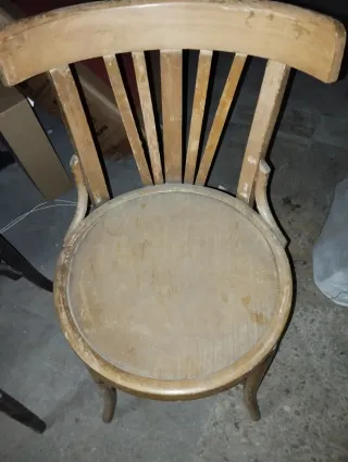 Dos sillas redondas para restaurar distintas