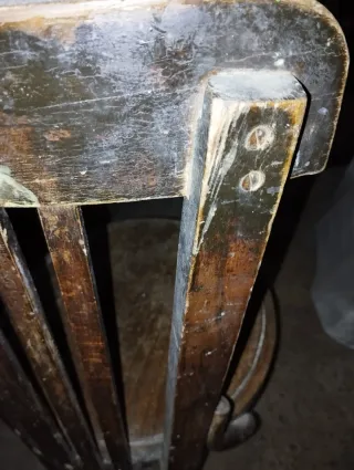 Dos sillas redondas para restaurar distintas