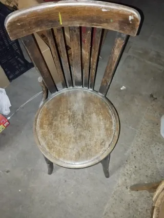 Dos sillas redondas para restaurar distintas