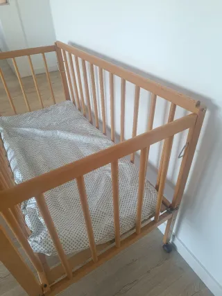 Cuna de madera con colchón