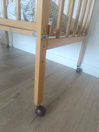 Cuna de madera con colchón