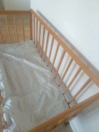 Cuna de madera con colchón