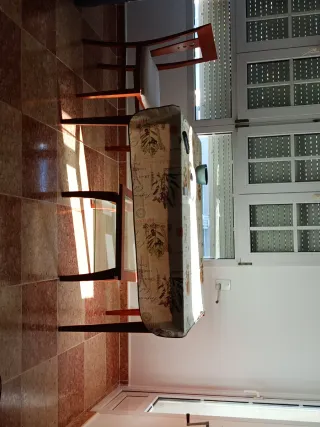 Sillas de comedor de madera y mesas