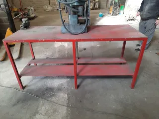 Mesa de trabajo con taladro