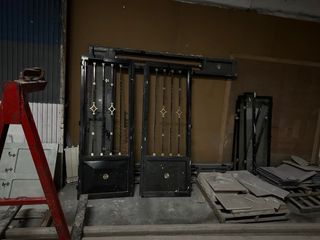 Puerta de forja con barrotes y detalles dorados