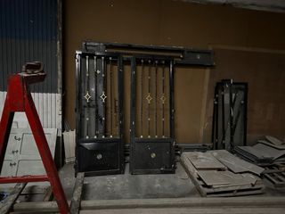 Puerta de forja con barrotes y detalles dorados