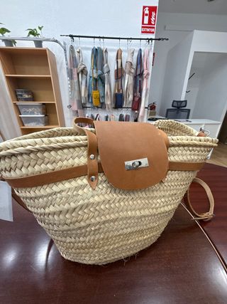 Bolso artesanal de paja con detalles en piel