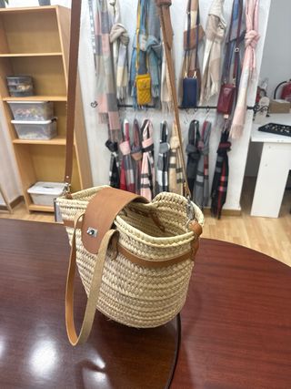 Bolso artesanal de paja con detalles en piel