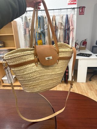 Bolso artesanal de paja con detalles en piel