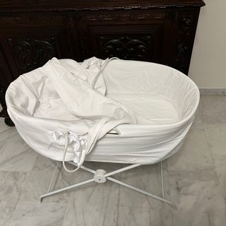 Moisés de mimbre con colchón y ropa