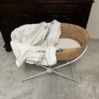 Moisés de mimbre con colchón y ropa