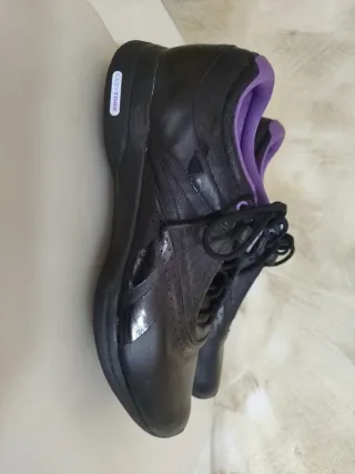 Zapatillas deportivas negras y moradas