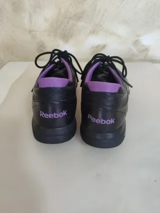 Zapatillas deportivas negras y moradas