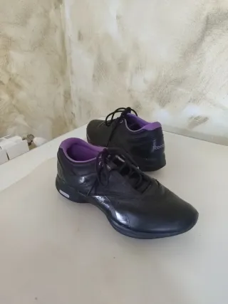 Zapatillas deportivas negras y moradas