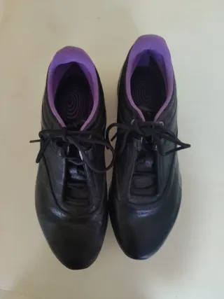 Zapatillas deportivas negras y moradas