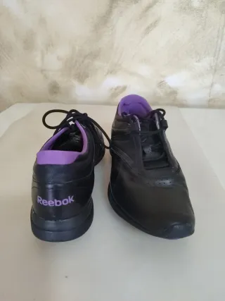 Zapatillas deportivas negras y moradas