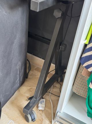 Piano Roland FPE50 con soporte de ruedas