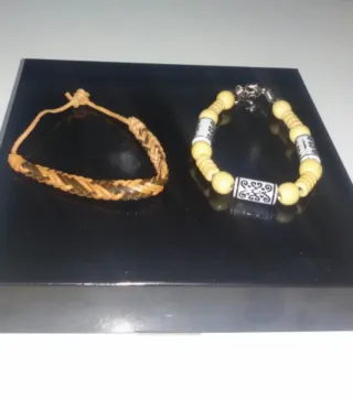 Pulseras trenzadas y de cuentas