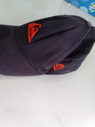Gorra New Era azul y naranja