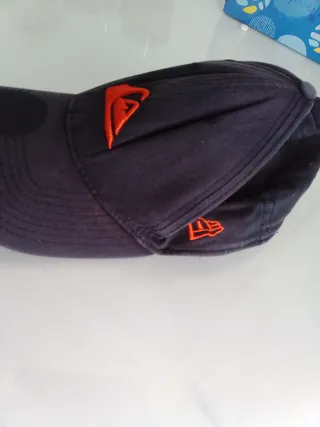 Gorra New Era azul y naranja