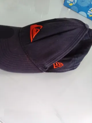 Gorra New Era azul y naranja