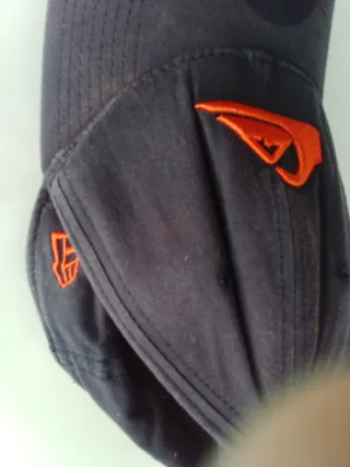 Gorra New Era azul y naranja