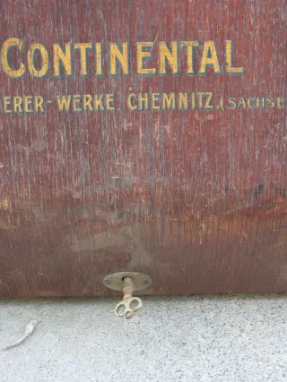 Tapa Antigua Máquina Escribir CONTINENTAL + llave