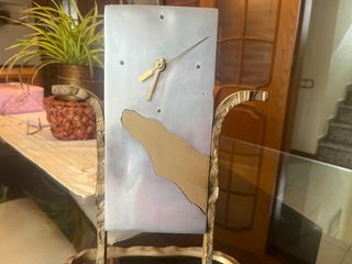 Reloj Brutalista Metal y Dorado