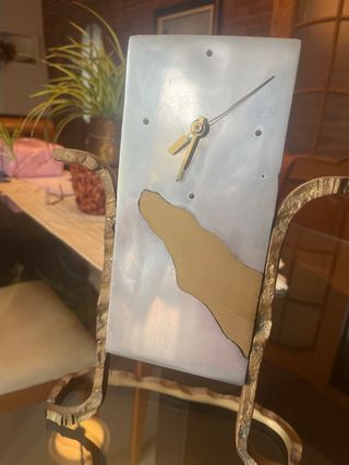 Reloj Brutalista Metal y Dorado